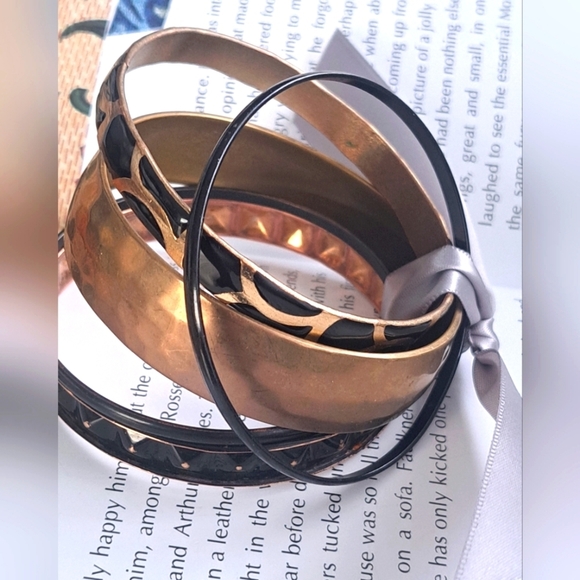 Set of 4 bangle bracelets in gold and black tones - Picture 1 of 4